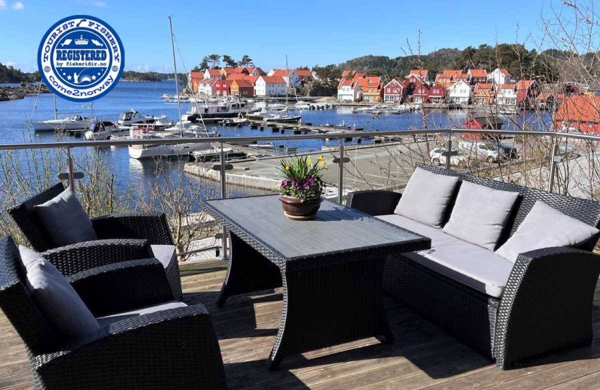 Naversund, die große Terrasse mit Fjordblick
